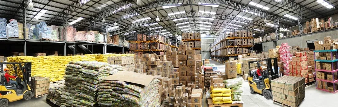 Interior de la bodega de Distribuidora Romar con montacargas y mercadería en pallets