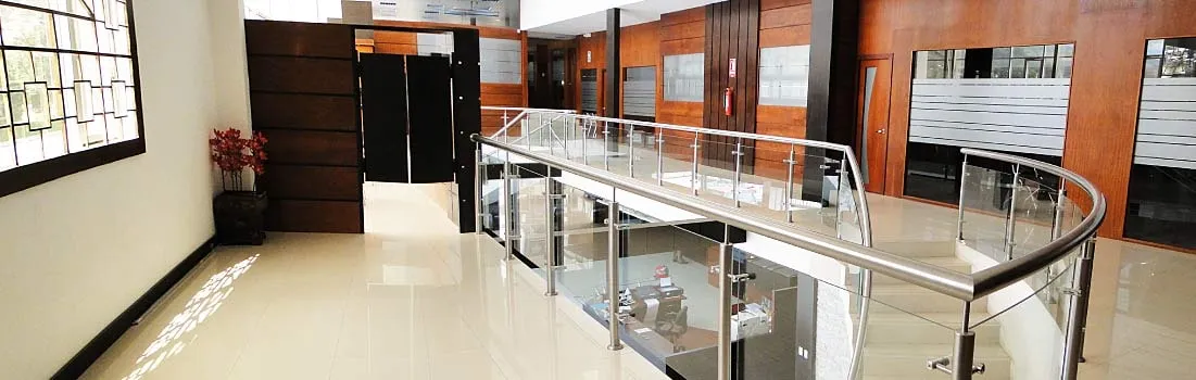 Pasillo interior de las oficinas del edificio matriz